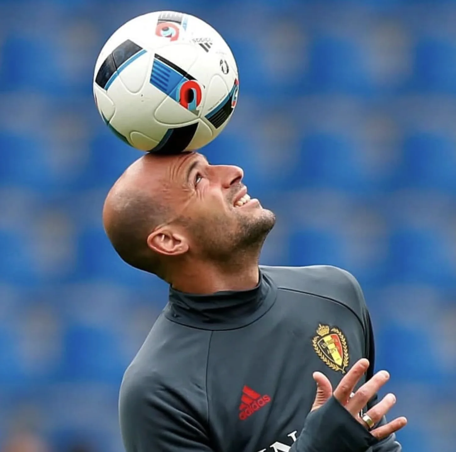 Laurent Ciman en équilibre avec un ballon sur le front